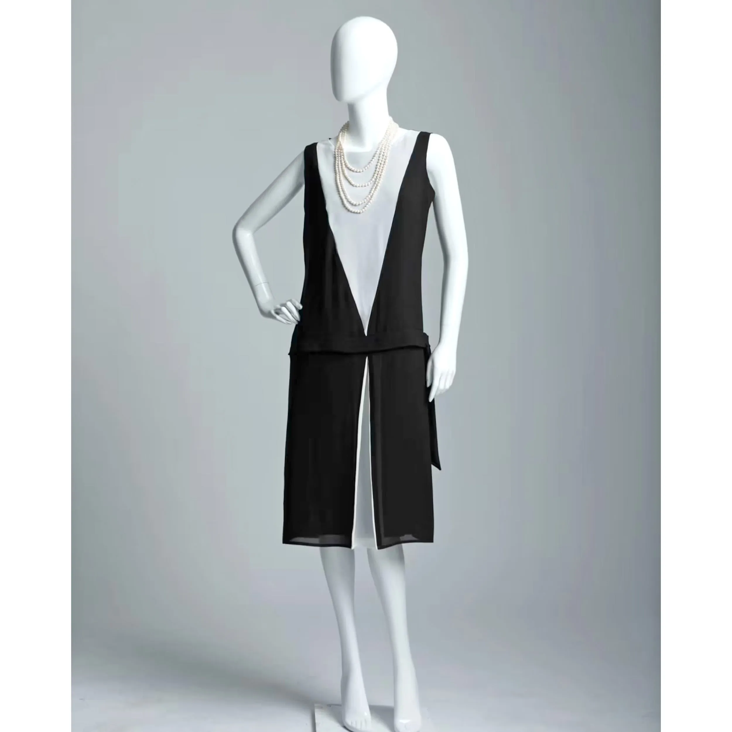 1920s art deco dress in black and off-white